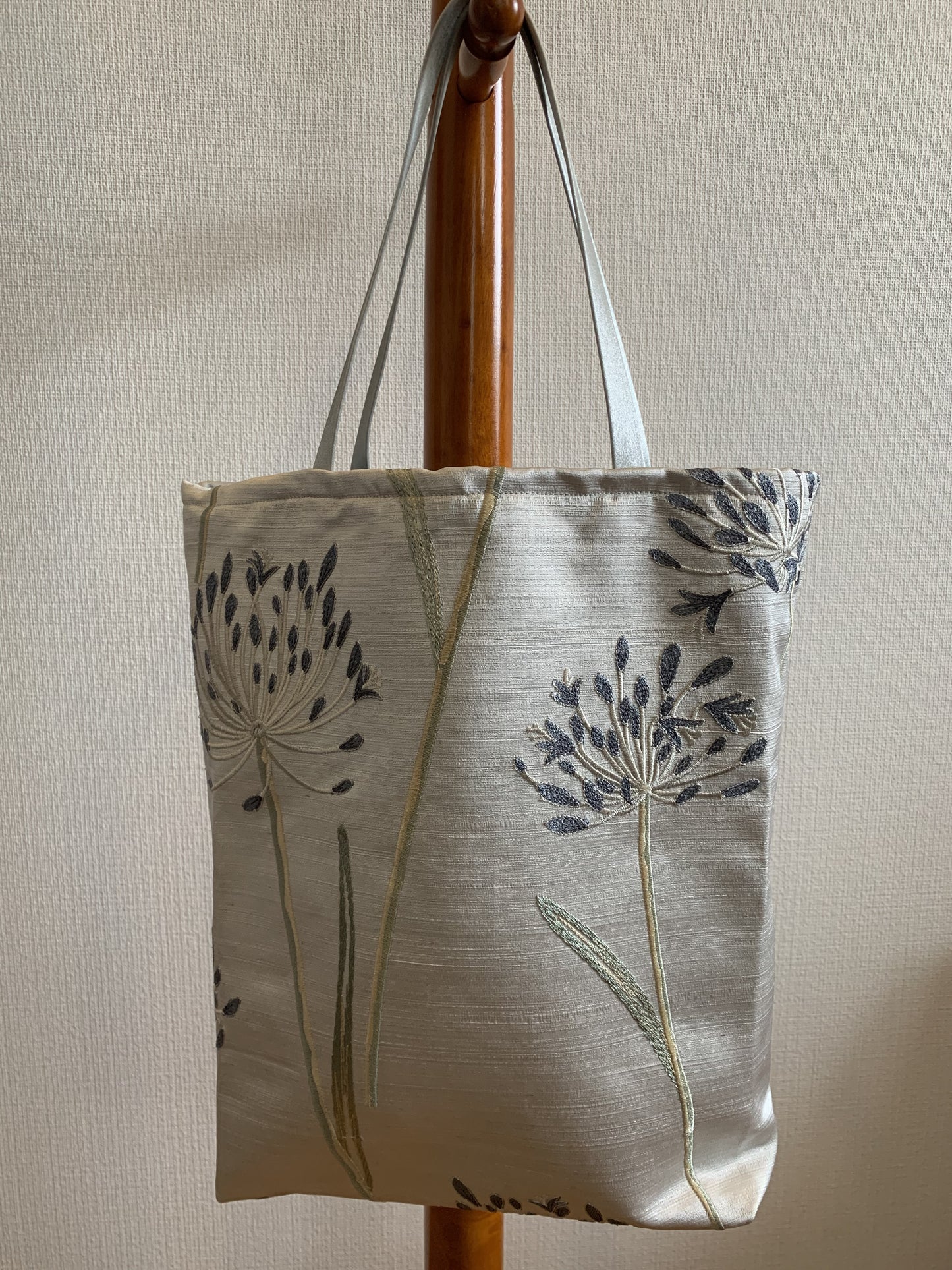 3. Original bolso hecho a mano con estampado de flores de tela de seda.